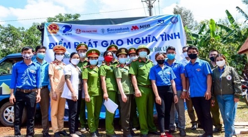 Công an xã Ea Hồ kêu gọi ''gạo nghĩa tình'' đến với xã vùng 3